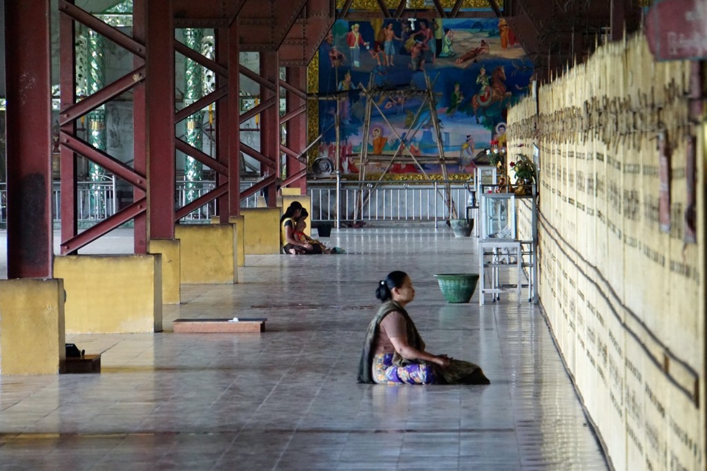 In der Halle des Chauk Htat Gyi (liegenden Buddhas)