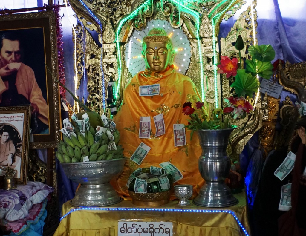 Mit Spendengeld geschmückter Buddha